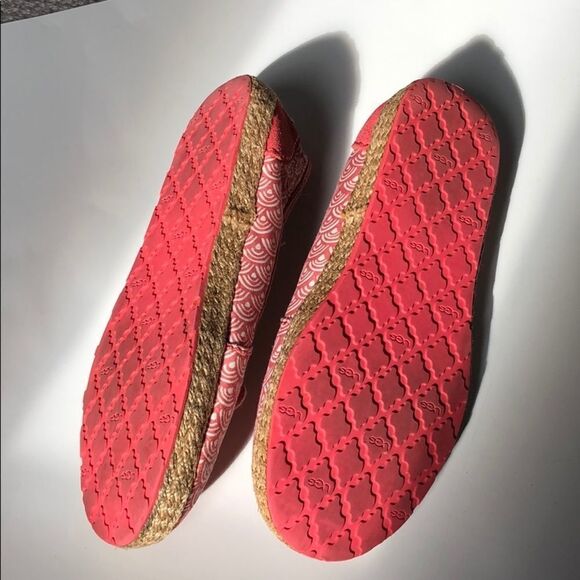 Ugg slip on shoes- size 1 big kids - Picture 4 of 8